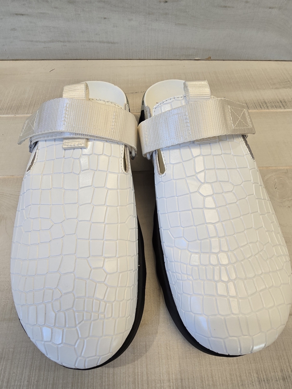 {11} Sorel Viibe White Black Sea Salt Gum Croc Embossed Clog Slides